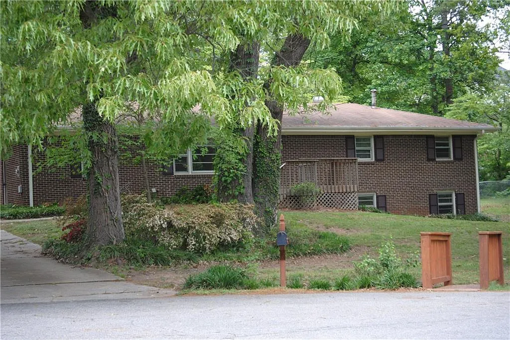 Photo 1 of 6 - 1432 Spring Valley Ln - Stone Mountain, GA Primary Photo - 1432 Spring Valley Ln
