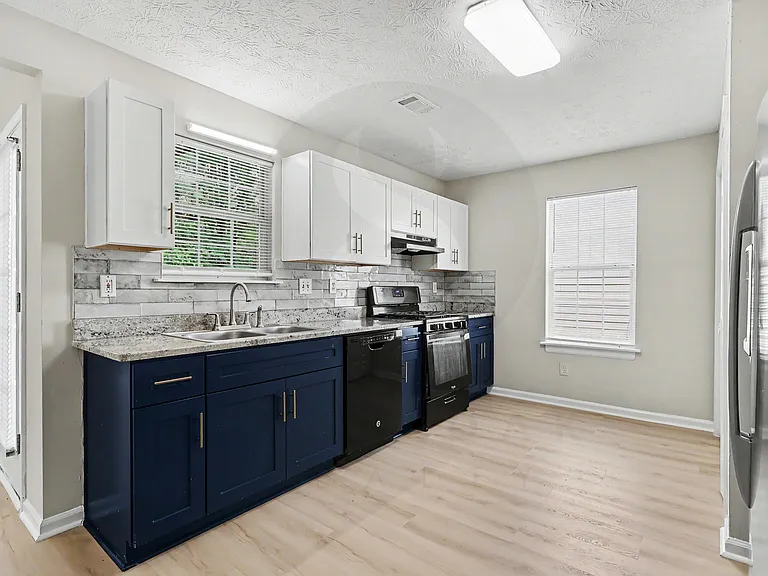 1090 Winter Park Ln — Photo 14