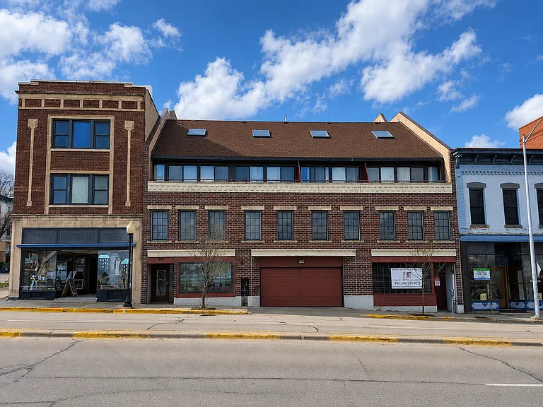 404 E Wilson St — Photo 12