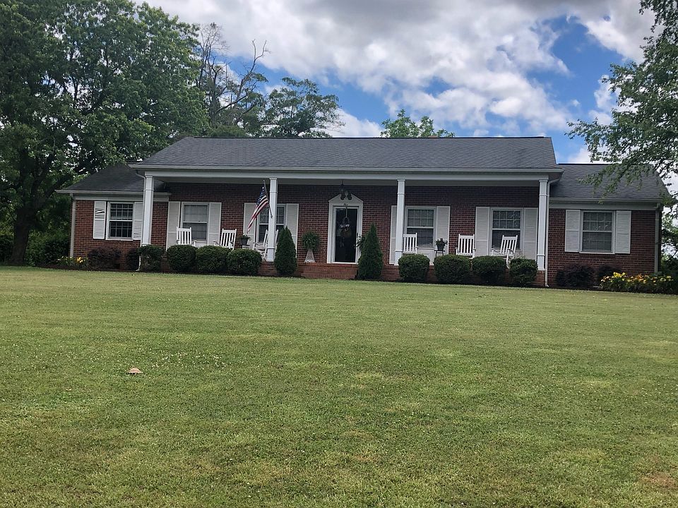 Executive rental in the heart of Travelers Rest will be available in 3 weeks. Situated on one acre in the city limits and within walking distance of Swamp Rabbit Trail, local restaurants and the library. More photos available soon.