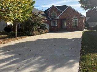 823 Lake Shore Dr, Windsor, ON N9G 2R1