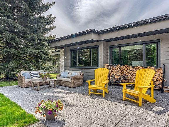 4th image of 183 Pinebrook Way SW