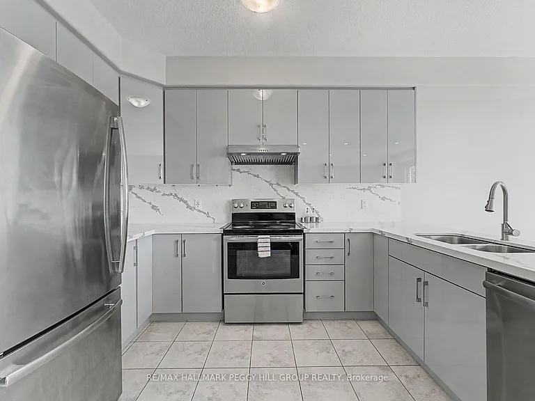 53 Nathan Cres #UPPER — Photo 2