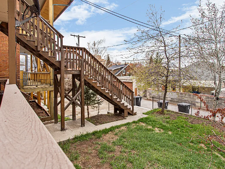 820-822 W Silver St — Photo 21