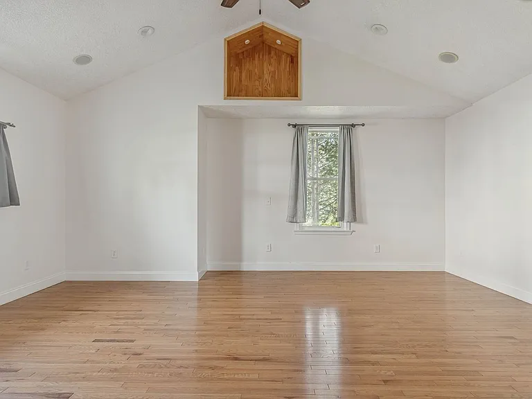 152 N Main St — Photo 11
