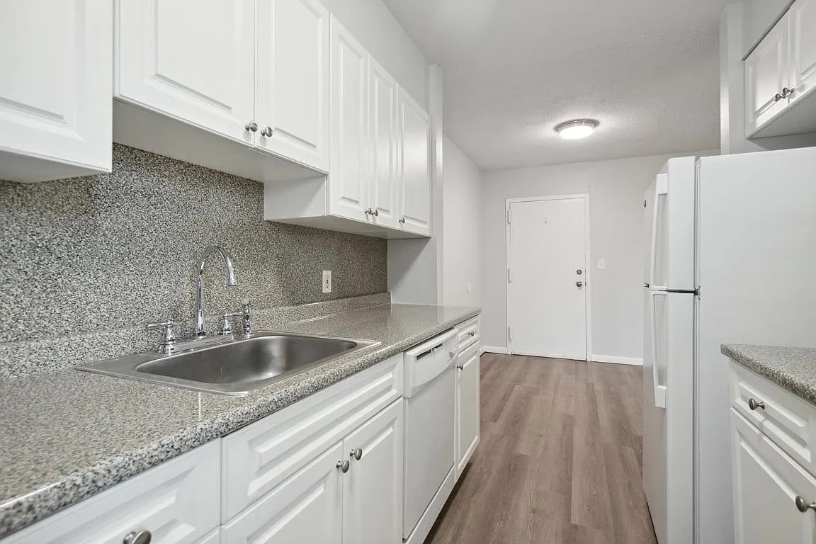 Golden Hill Apartments — Photo 3