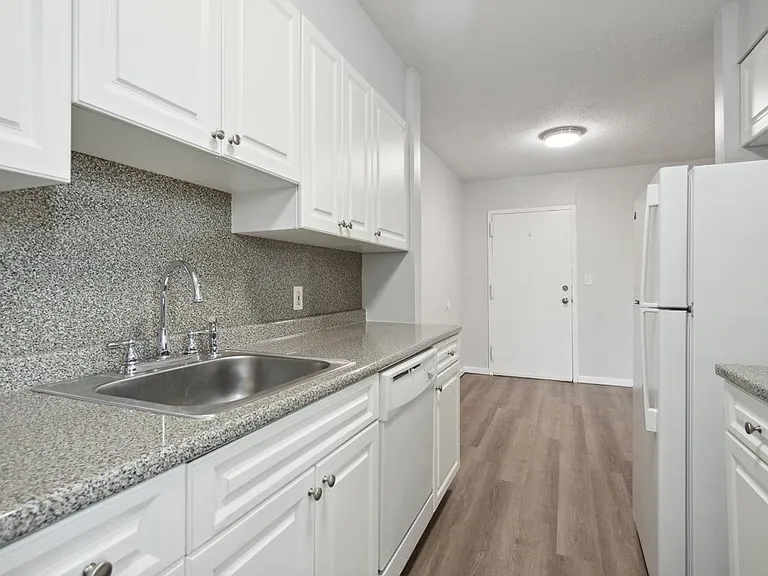 Golden Hill Apartments — Photo 3