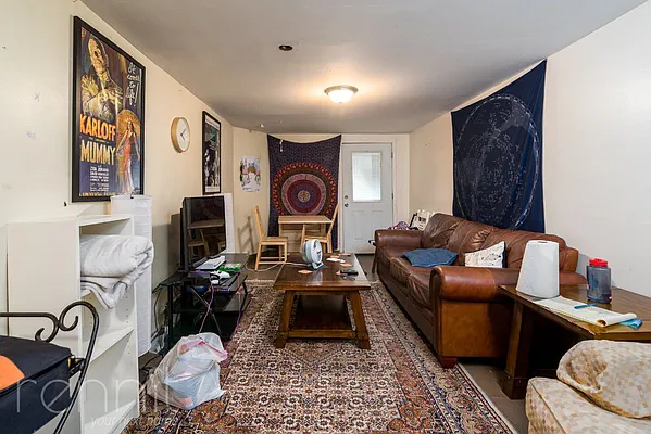 Rented by Rennit Inc. | media 21