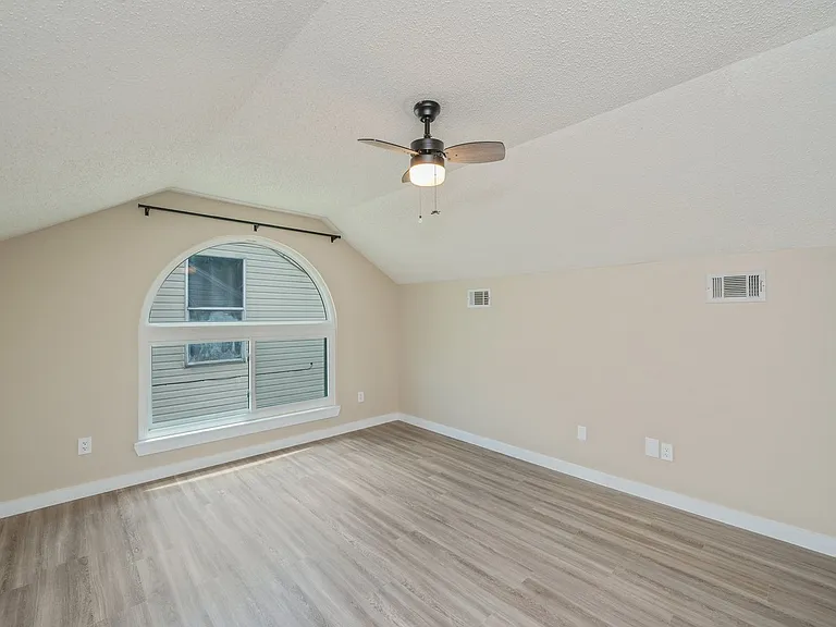 804 Sparkleberry Cv — Photo 31