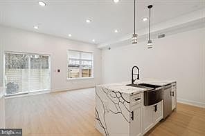5th image of 131 E Cumberland St #2