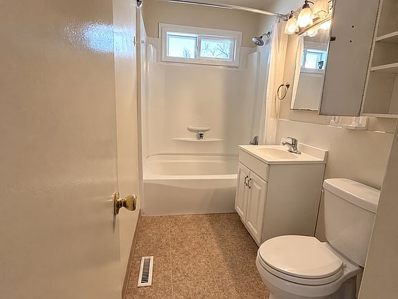 5th image of 920 Newtown St