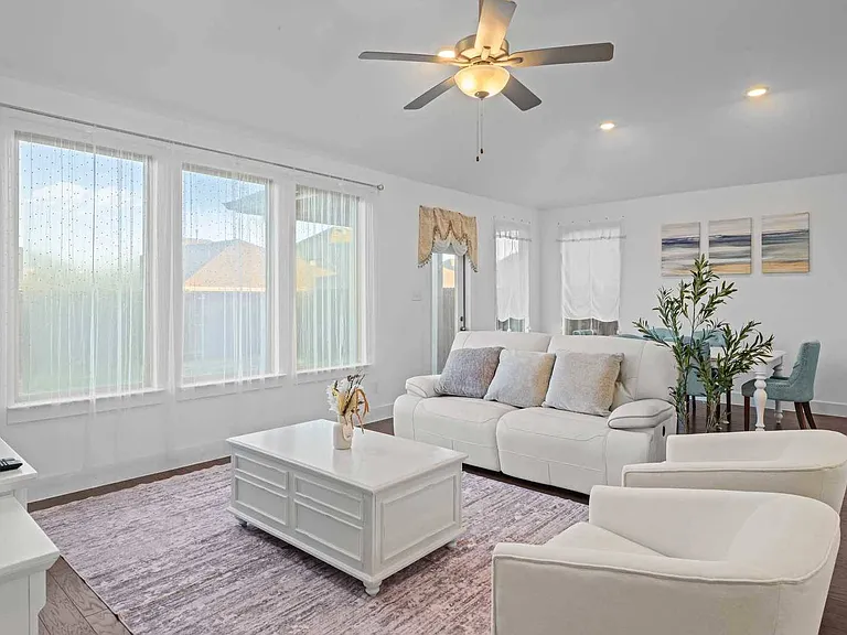583 Bradley Dr — Photo 1