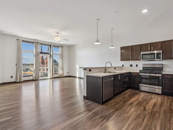 120 Twin Steeples Cir NE Unit 204, Dyersville, IA 52040