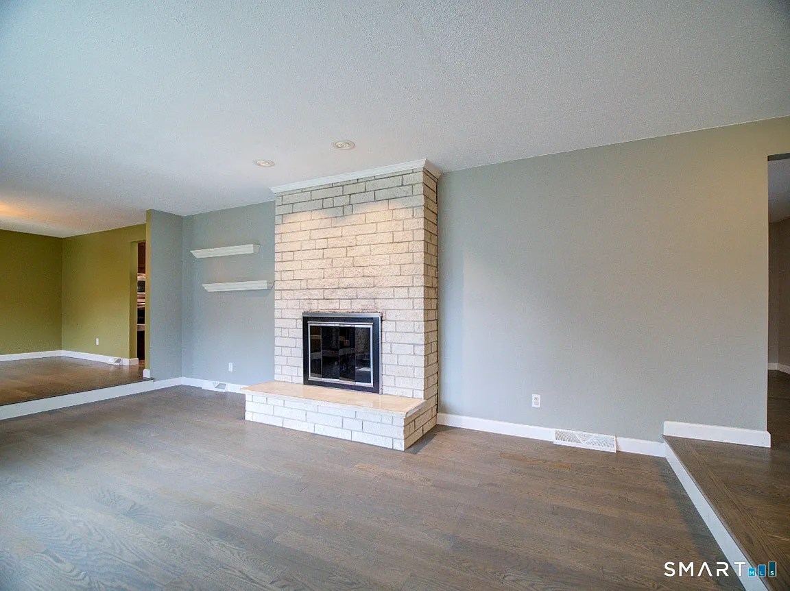 4 bed, 2.5 bath, 2171 sqft, $4,000 — Photo 4
