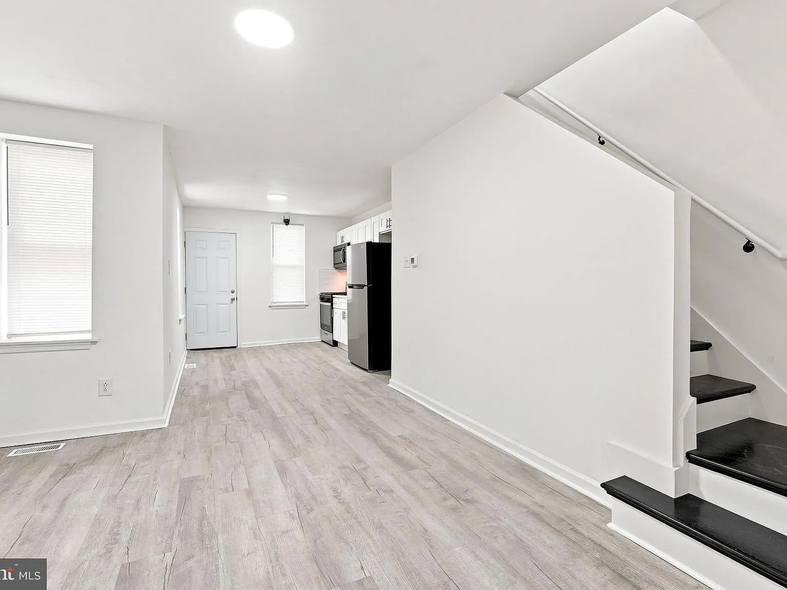 3 bed, 1.0 bath, 1282 sqft, $2,000 — Photo 3
