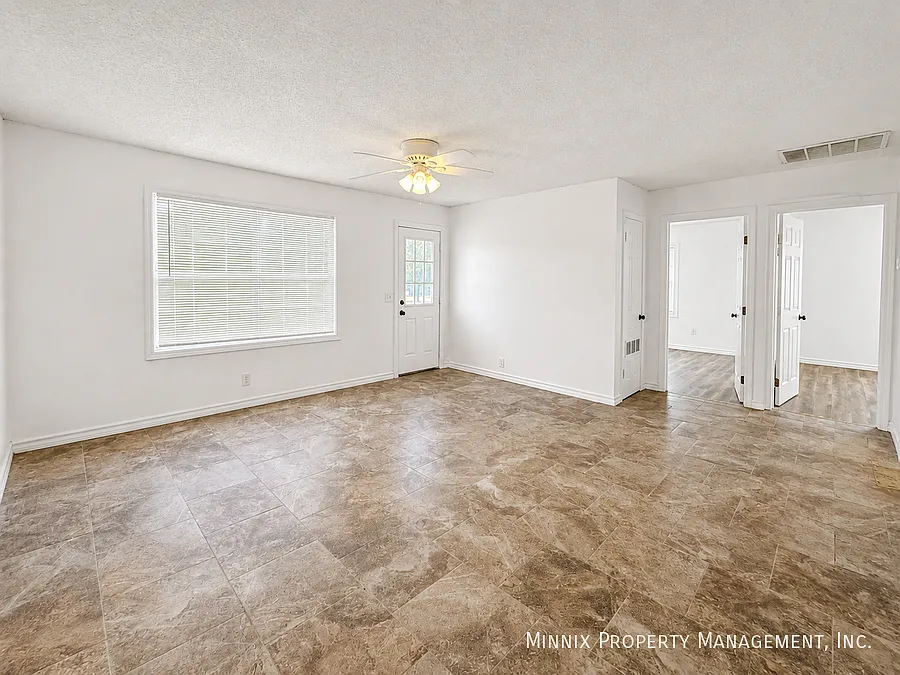 2 Bedroom In Plainview | 304 SE. 9th St. — Photo 4
