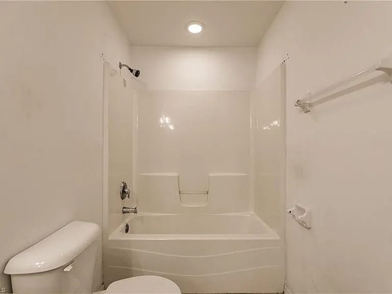 1627 NE 7th Pl — Photo 16
