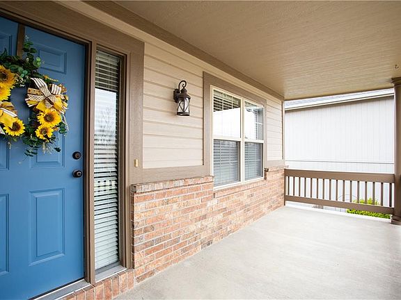2nd image of 409 NW Fox Hollow Ln