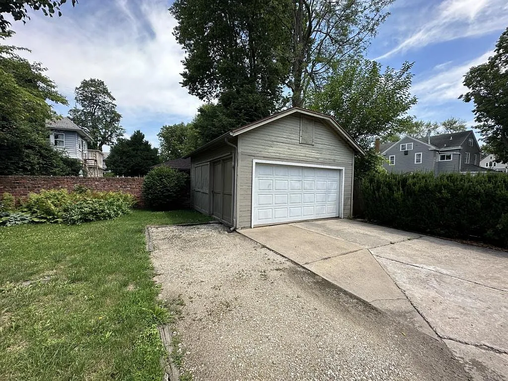 431 N Cherry St — Photo 2