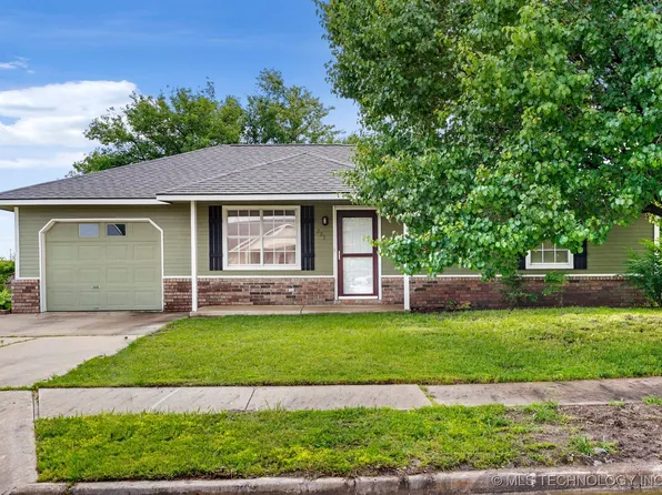 223 Manor Cir, Pryor, OK 74361