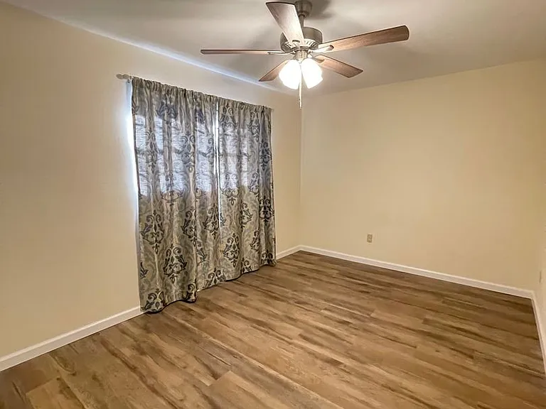 914 SW 59th Ter — Photo 10