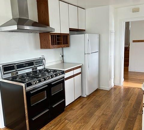 3rd image of 1047 Chesterton Ave