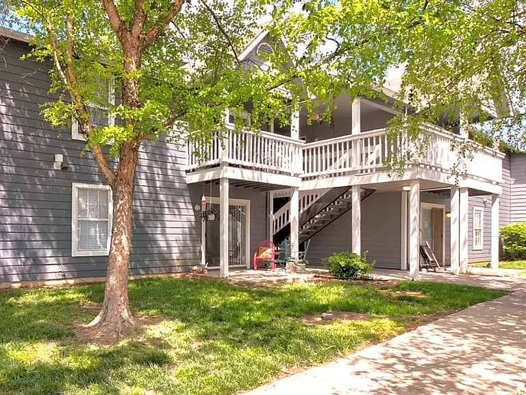 August Place Apartments — Photo 25