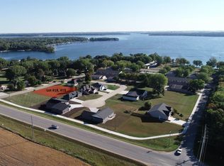 18 & 19 Lighthouse Dr, Milford, IA 51351