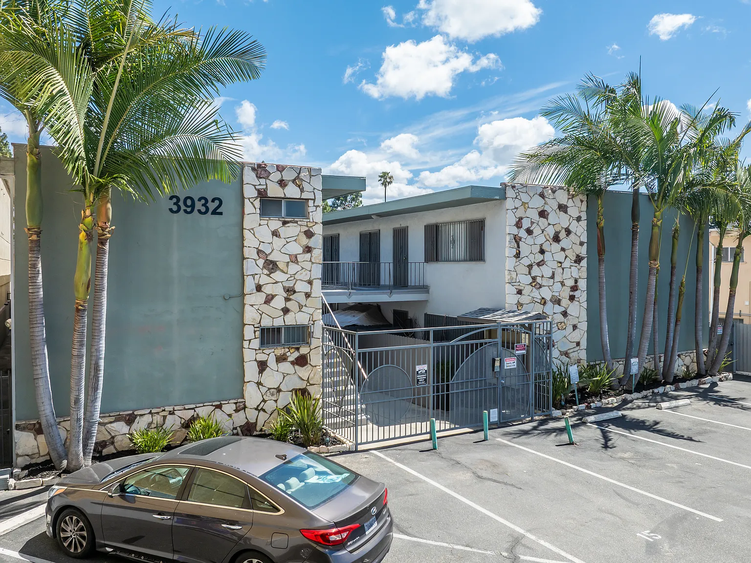 2 bed, 825 sqft, $2,750 — Photo 1