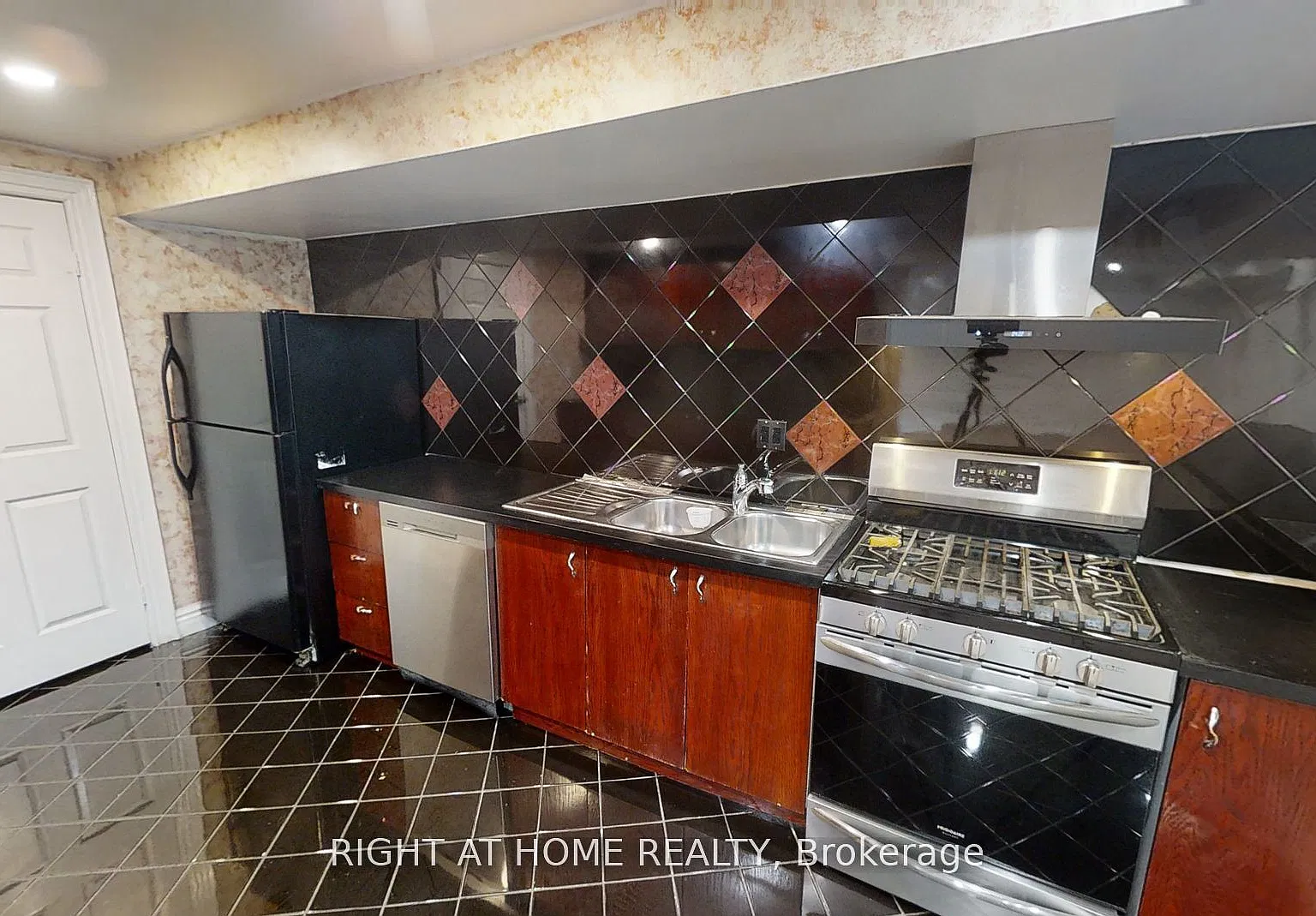 2 bed, $2,400 — Photo 2