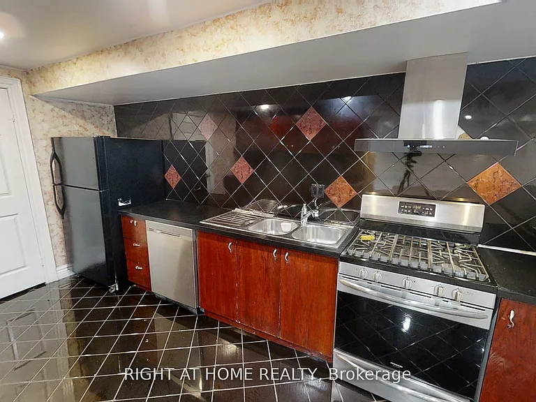 31 Northgate Cres E — Photo 3