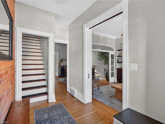 4th image of 135 Catharine St S