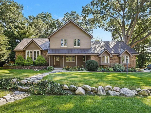 50644 Country Knolls Dr, Granger, IN 46530