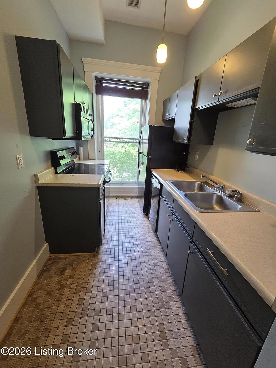 Building Photo - 122 E Oak St #2