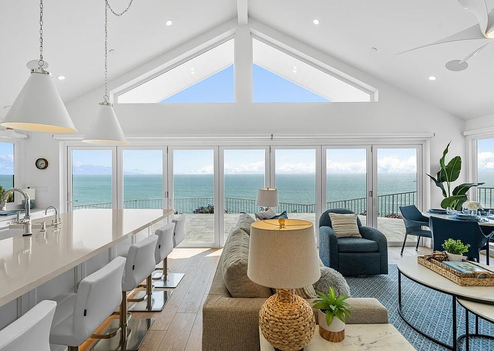 Living Space w/huge views