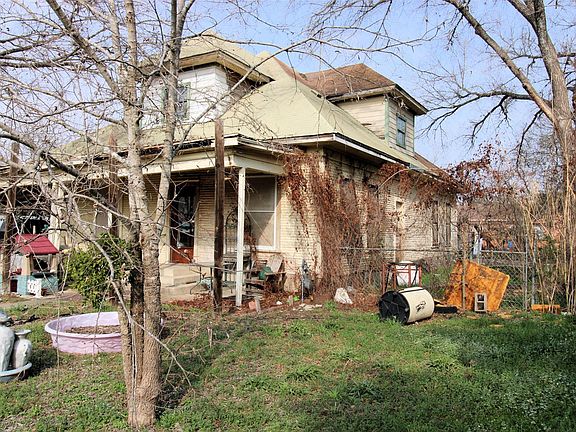 5th image of 402 Trinity St