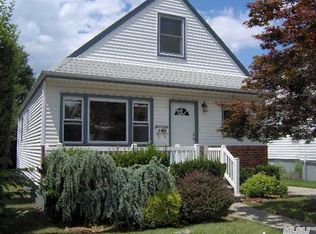 19 McKinley Ave, Franklin Square, NY 11010