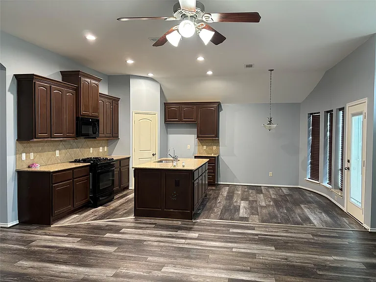 10902 Brighton Gardens Dr — Photo 3