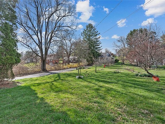 4th image of 327 Woodhaven Dr