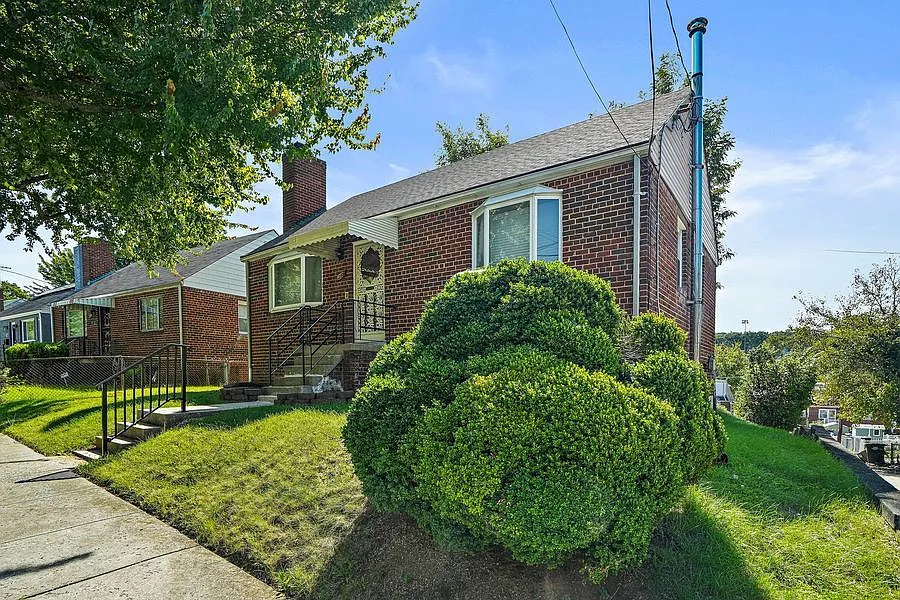 Fantastic Home in Fort Dupont Park! Parking and Basement Included! — Photo 2