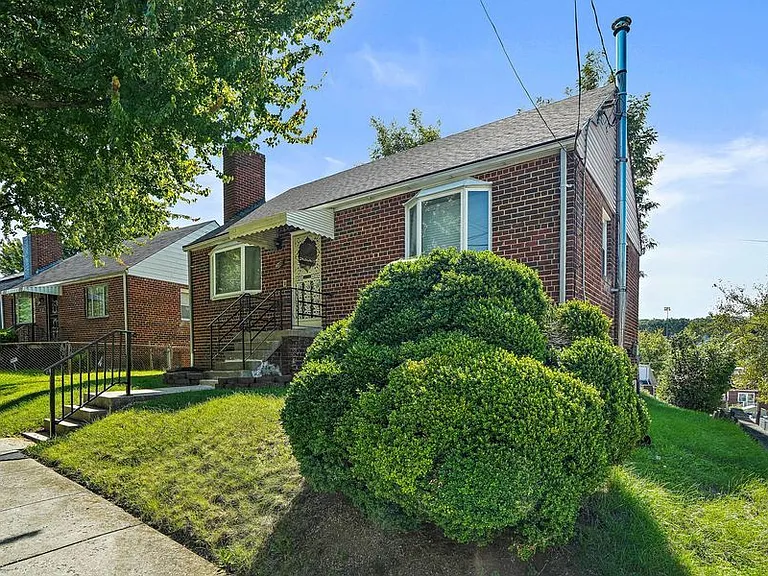 813 Hilltop Ter SE — Photo 2