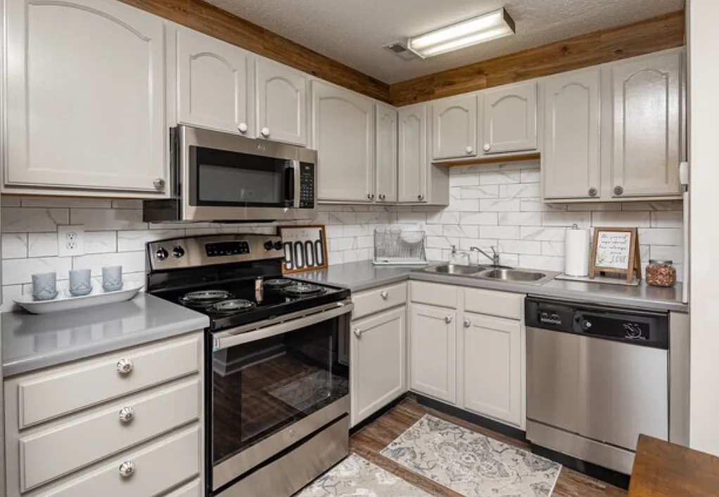 Admiral Place Apartments — Photo 3