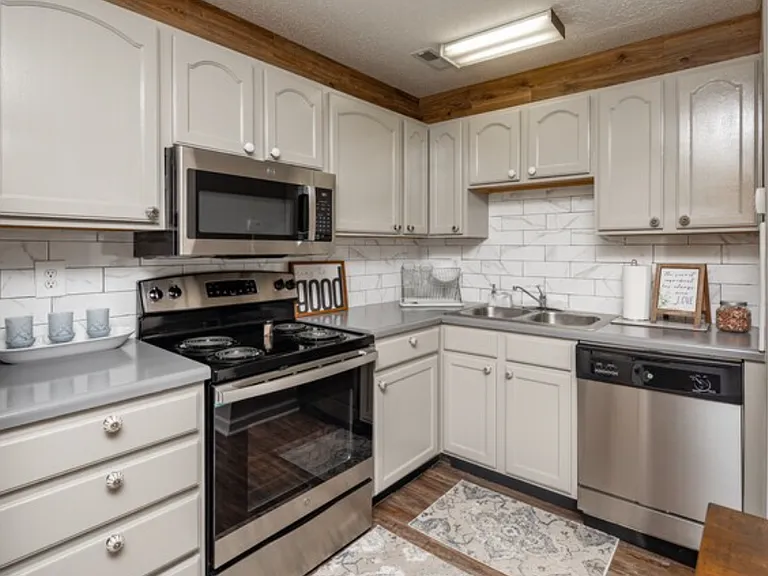 Admiral Place Apartments — Photo 3
