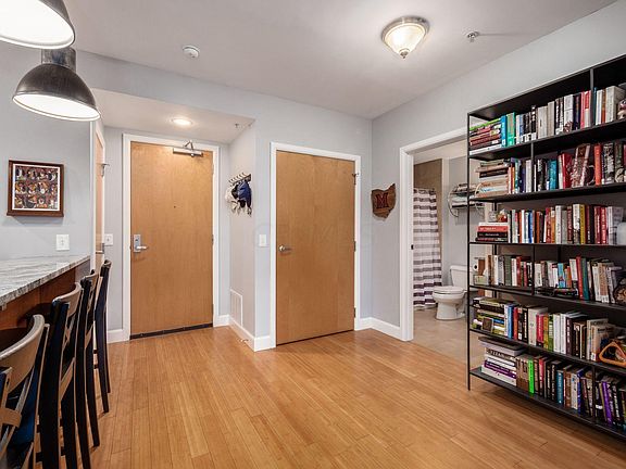4th image of 845 N High St #304