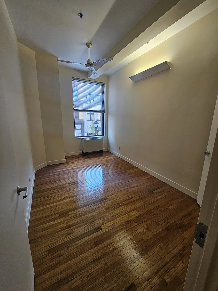 Building Photo - 70 Bank St #2A