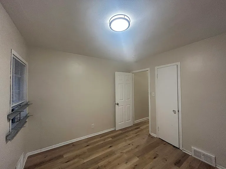 5070 Lafontaine St — Photo 11