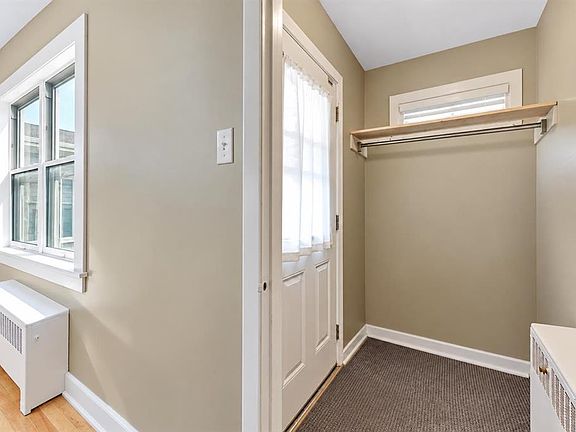 4th image of 11 S Poplar Cres