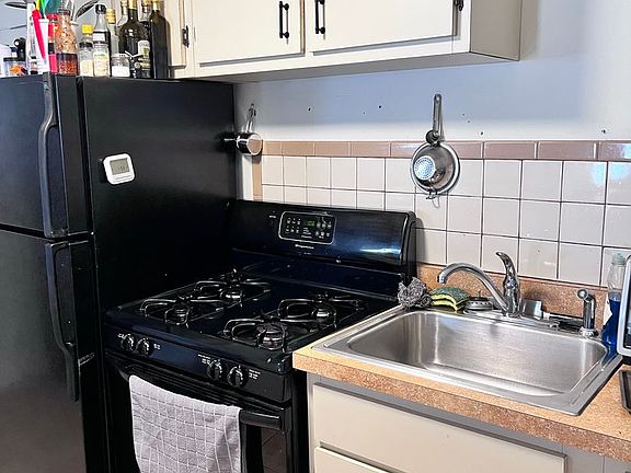 3rd image of 3661 Paxton Ave #3