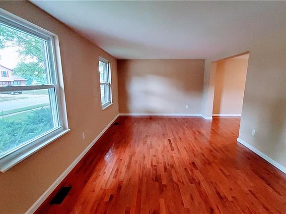 2nd image of 4621 Strathaven Dr