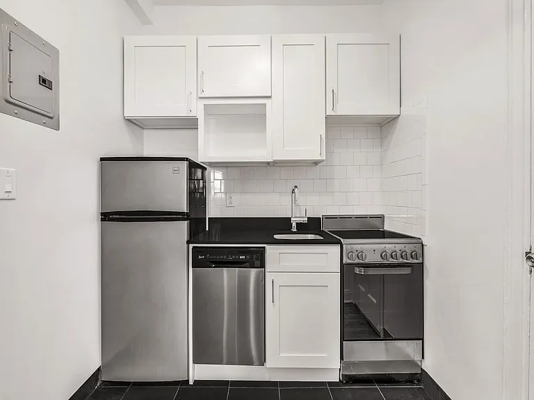 208 W 23rd St #917 — Photo 4